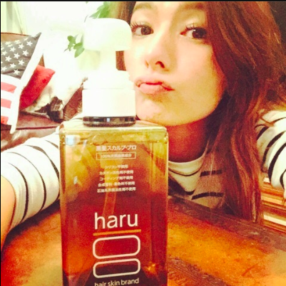 haru 黒髪スカルプシャンプを愛用する芸能人のスザンヌ