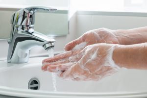 ステップ①：手を綺麗に洗い、水気を拭き取る